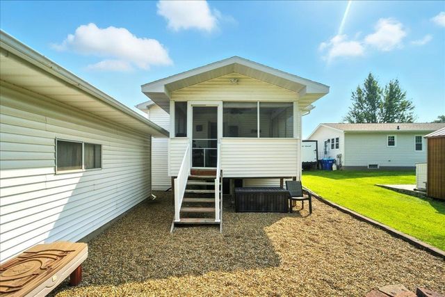 120 12th Ave NE, Oelwein, IA 50662