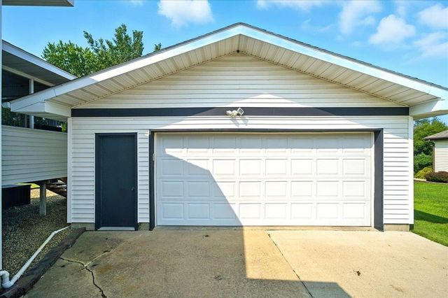 120 12th Ave NE, Oelwein, IA 50662