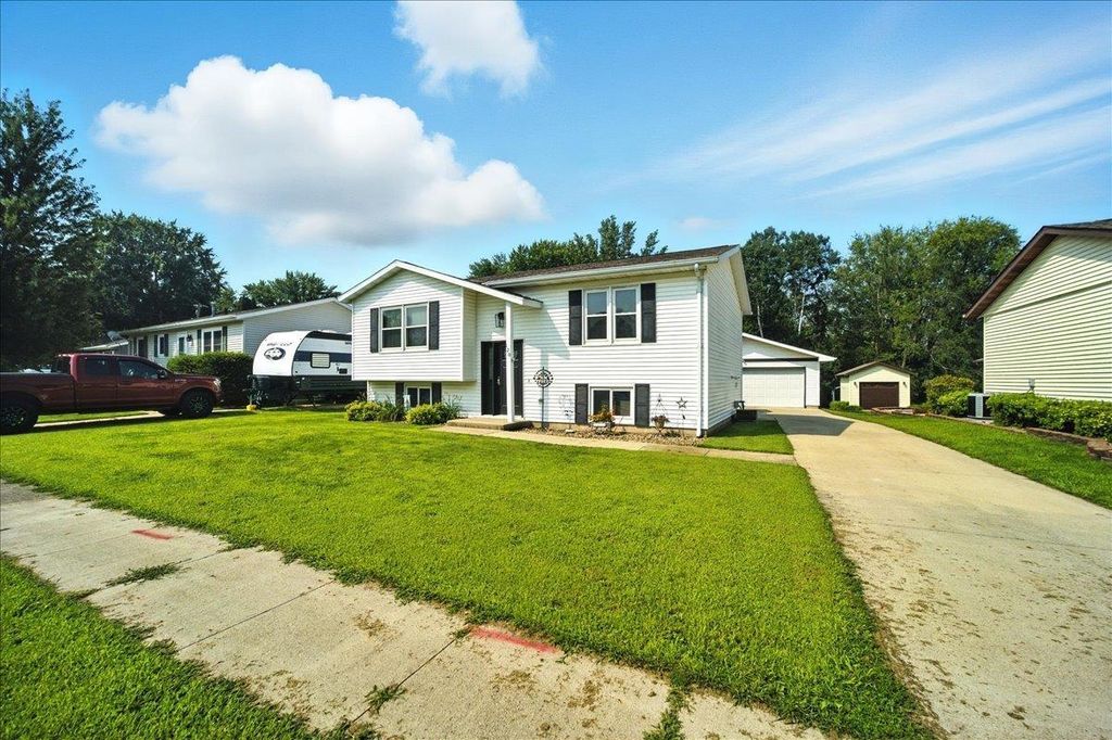 120 12th Ave NE, Oelwein, IA 50662