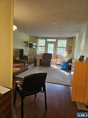 2200 N Central Road 2V, Fort Lee, NJ 07024