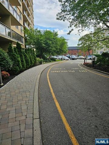 2200 N Central Road 2V, Fort Lee, NJ 07024