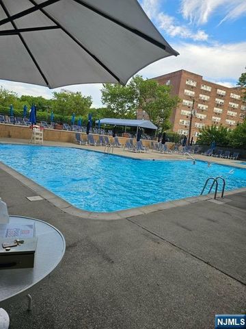 2200 N Central Road 2V, Fort Lee, NJ 07024