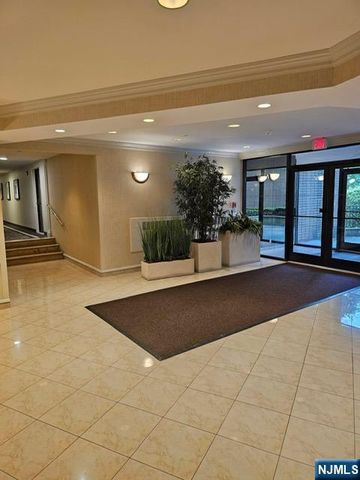 2200 N Central Road 2V, Fort Lee, NJ 07024