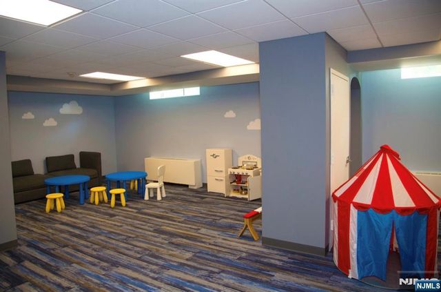 2200 N Central Road 2V, Fort Lee, NJ 07024