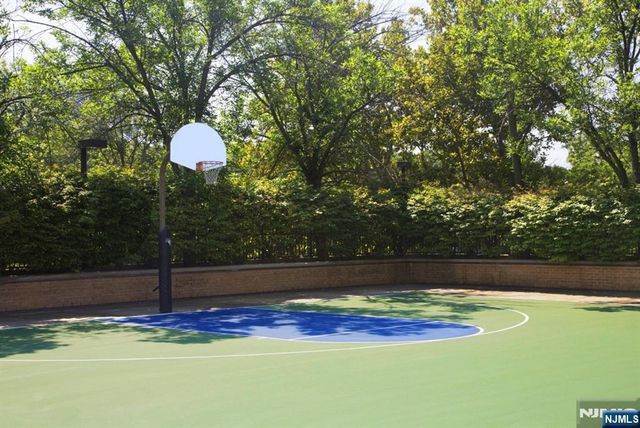 2200 N Central Road 2V, Fort Lee, NJ 07024