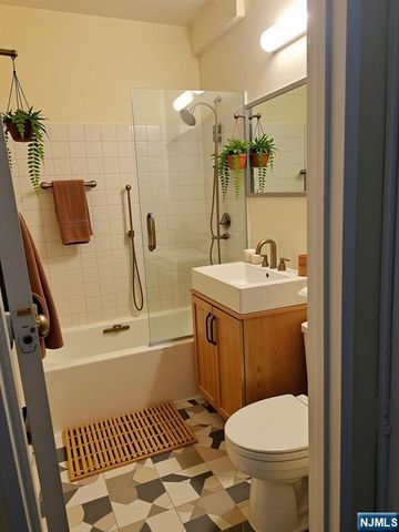 2200 N Central Road 2V, Fort Lee, NJ 07024