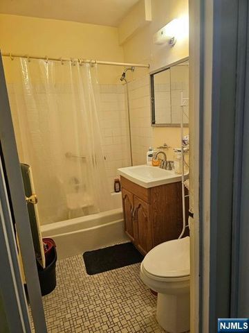 2200 N Central Road 2V, Fort Lee, NJ 07024
