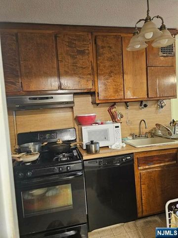 2200 N Central Road 2V, Fort Lee, NJ 07024