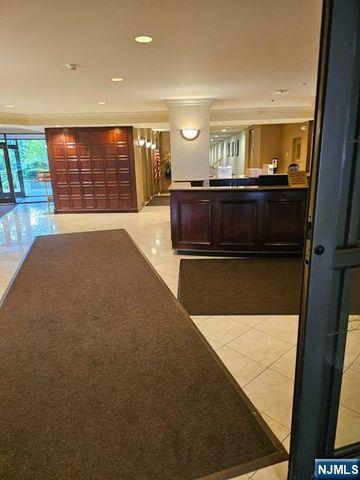 2200 N Central Road 2V, Fort Lee, NJ 07024
