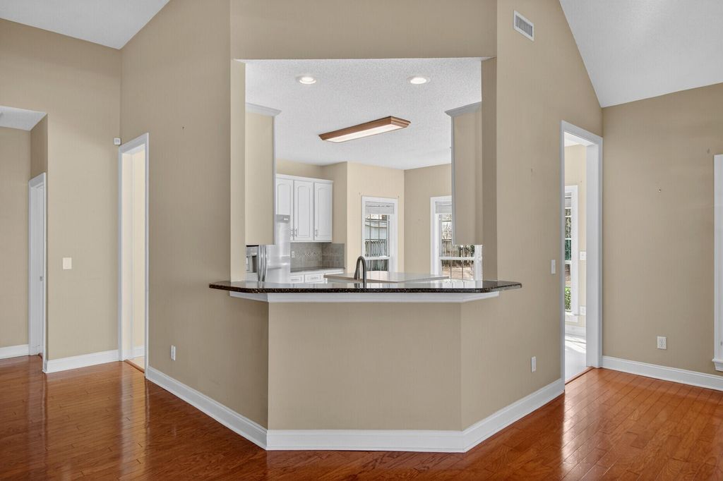 Image 11 of property listing at 18 Muirfield Village Court, Summerville, SC 29483