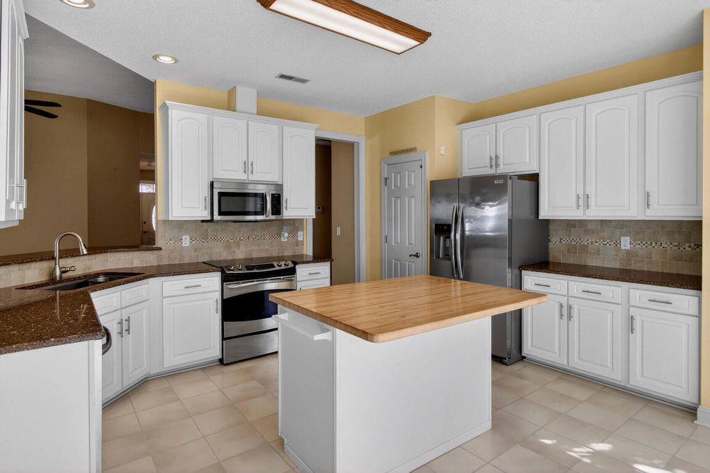 Image 12 of property listing at 18 Muirfield Village Court, Summerville, SC 29483