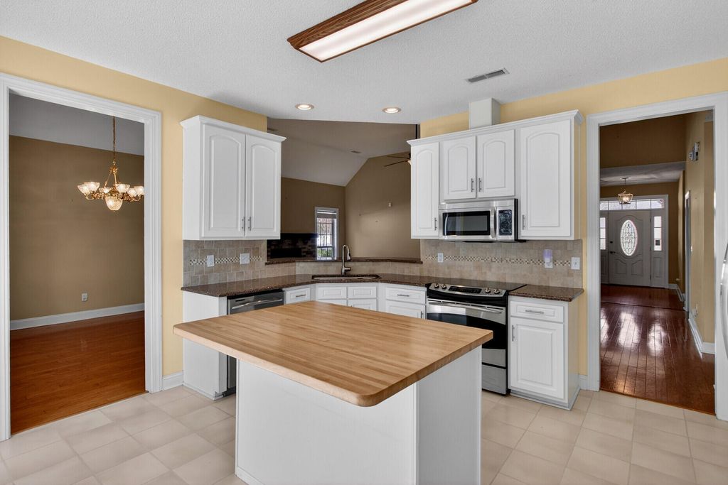 Image 13 of property listing at 18 Muirfield Village Court, Summerville, SC 29483