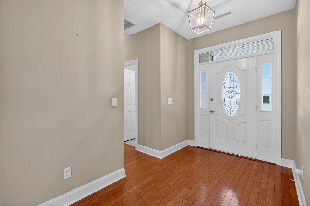 Image 5 of property listing at 18 Muirfield Village Court, Summerville, SC 29483