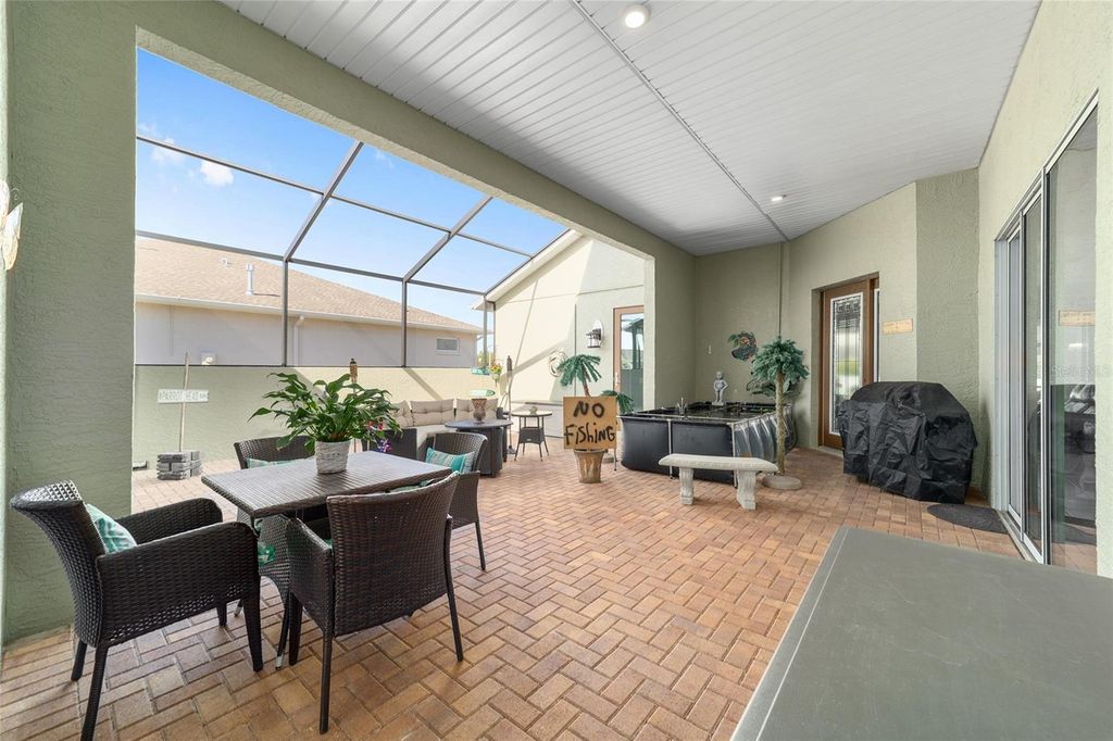 Image 4 of property listing at 8780 SW 93RD CIRCLE, Ocala, FL 34481