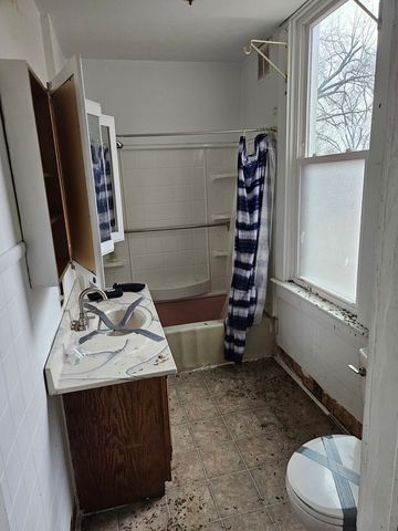 727 W 11th Street, Davenport, IA 52804