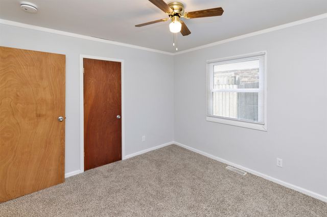 4030 E Seneca Avenue, Des Moines, IA 50317