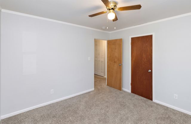 4030 E Seneca Avenue, Des Moines, IA 50317