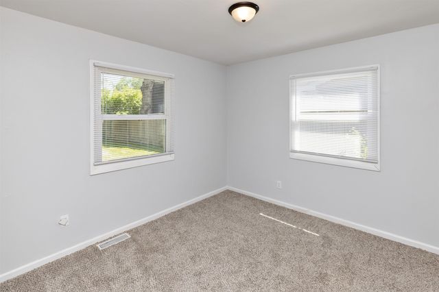 4030 E Seneca Avenue, Des Moines, IA 50317