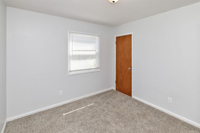 4030 E Seneca Avenue, Des Moines, IA 50317