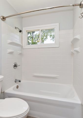 4030 E Seneca Avenue, Des Moines, IA 50317