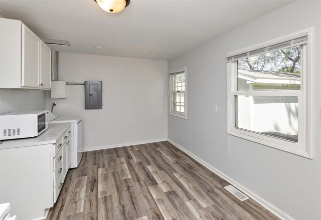 4030 E Seneca Avenue, Des Moines, IA 50317