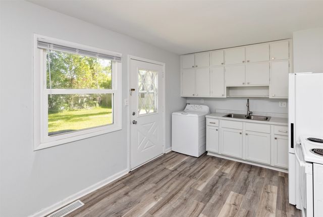 4030 E Seneca Avenue, Des Moines, IA 50317