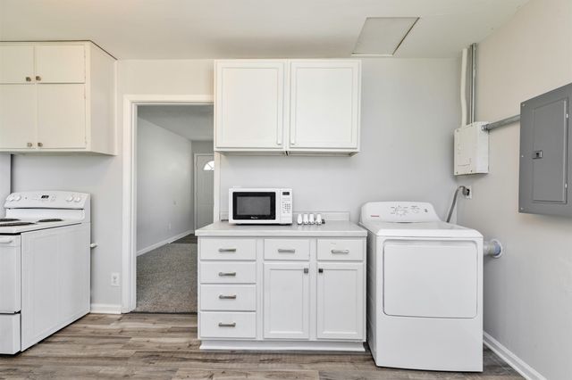 4030 E Seneca Avenue, Des Moines, IA 50317