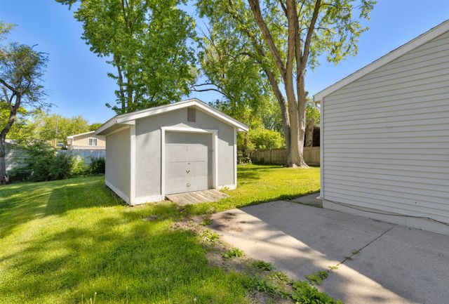 4030 E Seneca Avenue, Des Moines, IA 50317