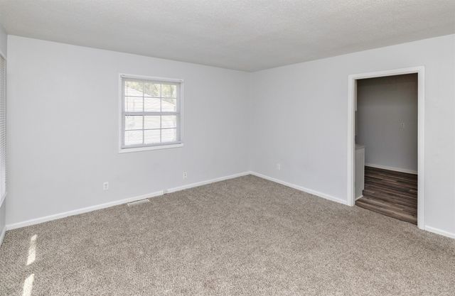 4030 E Seneca Avenue, Des Moines, IA 50317