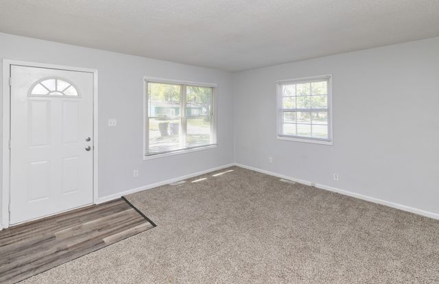 4030 E Seneca Avenue, Des Moines, IA 50317