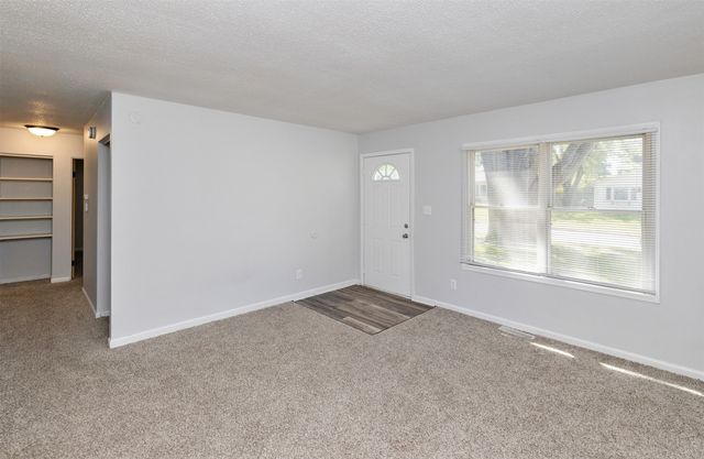 4030 E Seneca Avenue, Des Moines, IA 50317