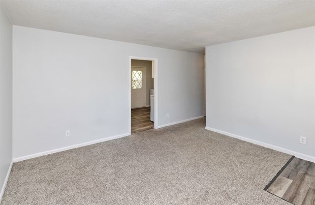 4030 E Seneca Avenue, Des Moines, IA 50317
