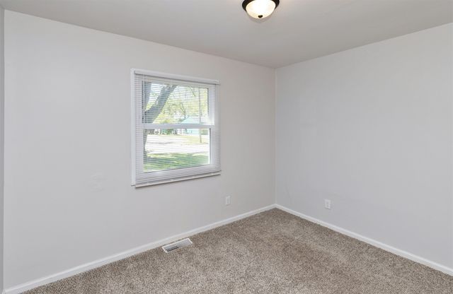 4030 E Seneca Avenue, Des Moines, IA 50317