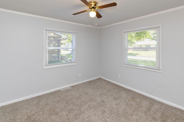 4030 E Seneca Avenue, Des Moines, IA 50317