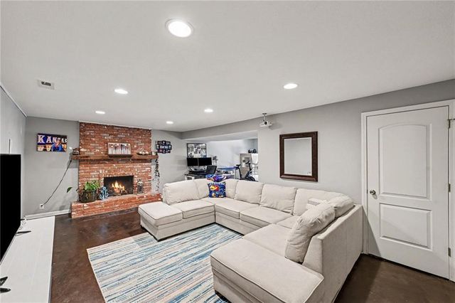 2905 Rimrock Drive, Lawrence, KS 66047