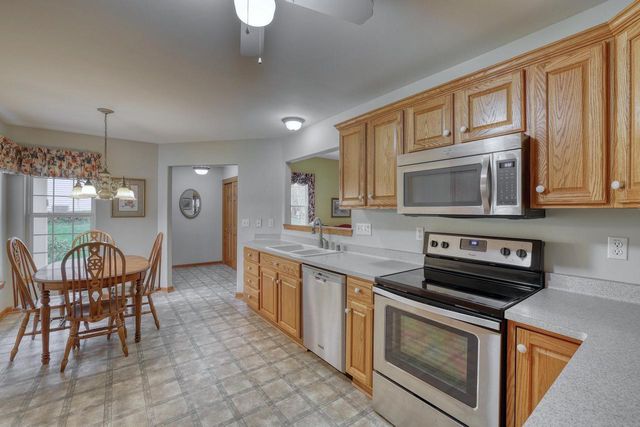 3527 Rapids TRAIL, Waukesha, WI 53189