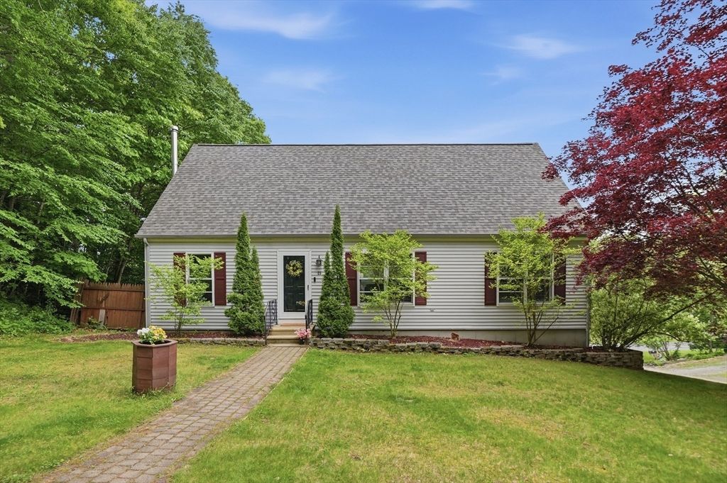 23 Oakmont Street, Webster, MA 01570