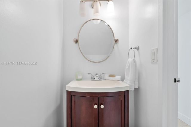 1000 Parkview Dr 316, Hallandale Beach, FL 33009