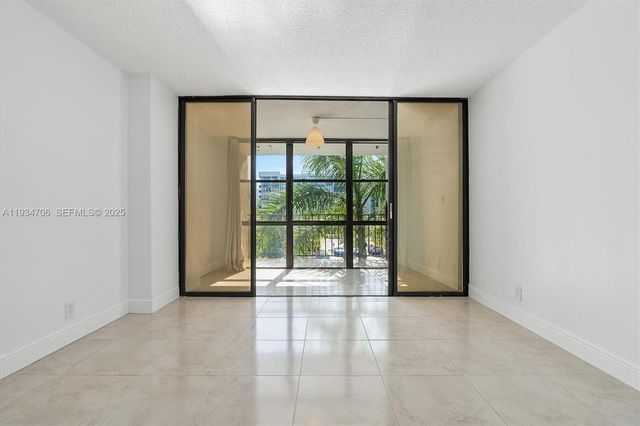 1000 Parkview Dr 316, Hallandale Beach, FL 33009