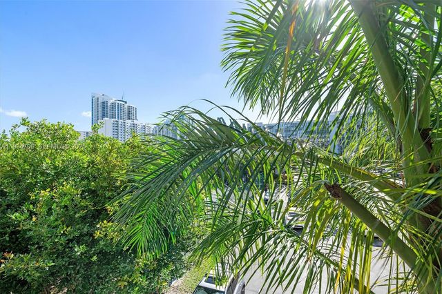 1000 Parkview Dr 316, Hallandale Beach, FL 33009