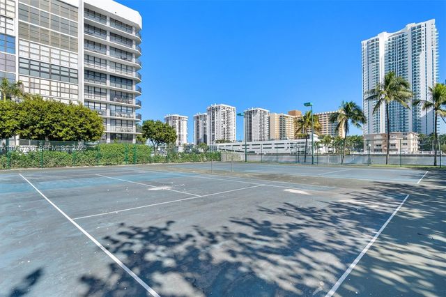 1000 Parkview Dr 316, Hallandale Beach, FL 33009