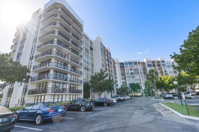 1000 Parkview Dr 316, Hallandale Beach, FL 33009