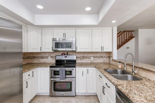 4075 W Los Altos Avenue, Fresno, CA 93722