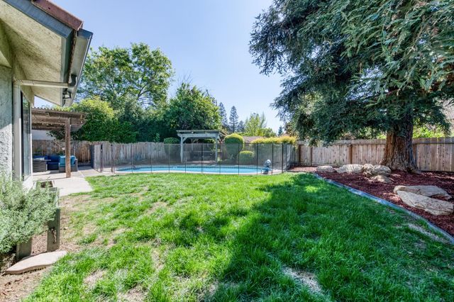 4075 W Los Altos Avenue, Fresno, CA 93722