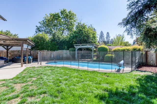 4075 W Los Altos Avenue, Fresno, CA 93722