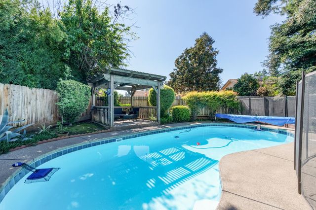 4075 W Los Altos Avenue, Fresno, CA 93722