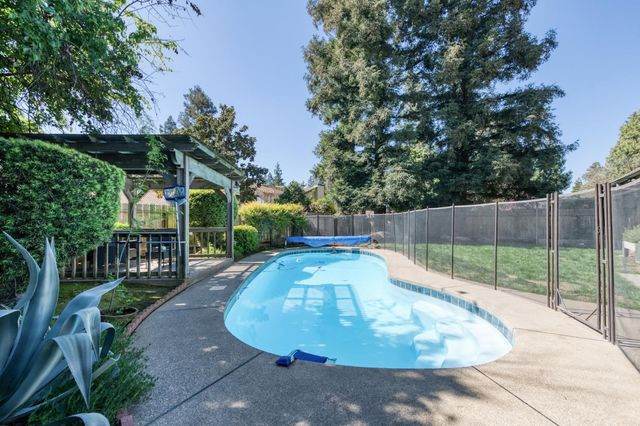 4075 W Los Altos Avenue, Fresno, CA 93722