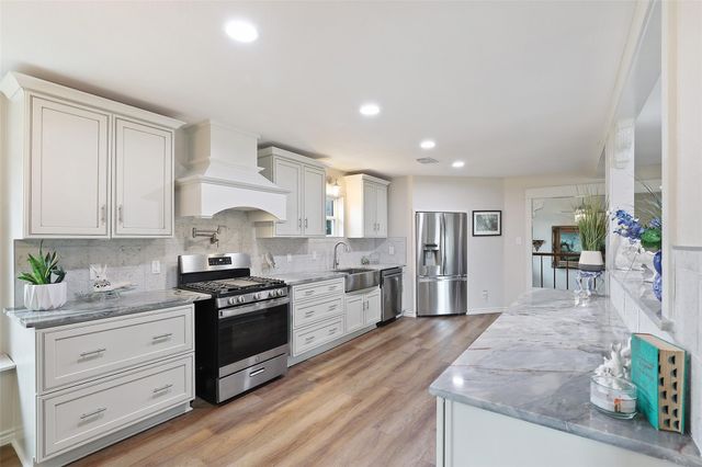 110 Vanshire Road W, Lakeside, TX 76108