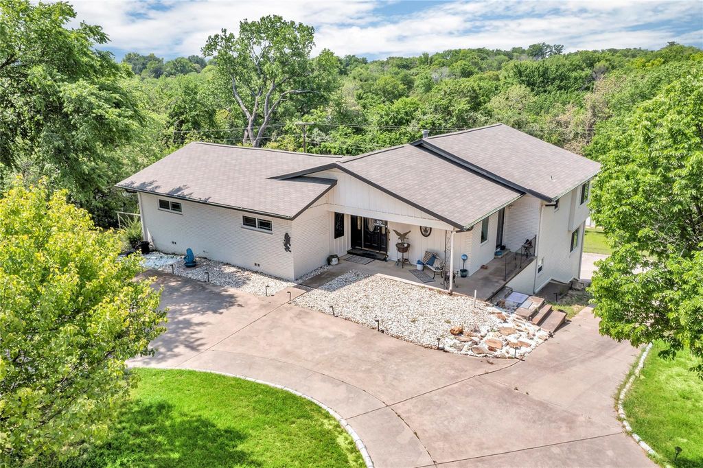 110 Vanshire Road W, Lakeside, TX 76108