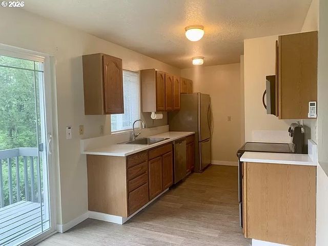 9295 Sw HILL St, Portland, OR 97223